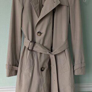 Burberry Trench Coat in Excellent Condition - Perfect for Spring!